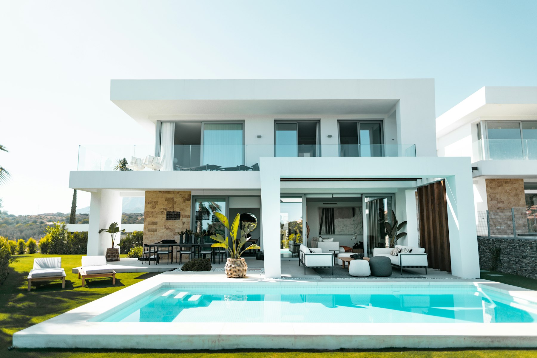 Casa moderna de condominio con terraza y piscina