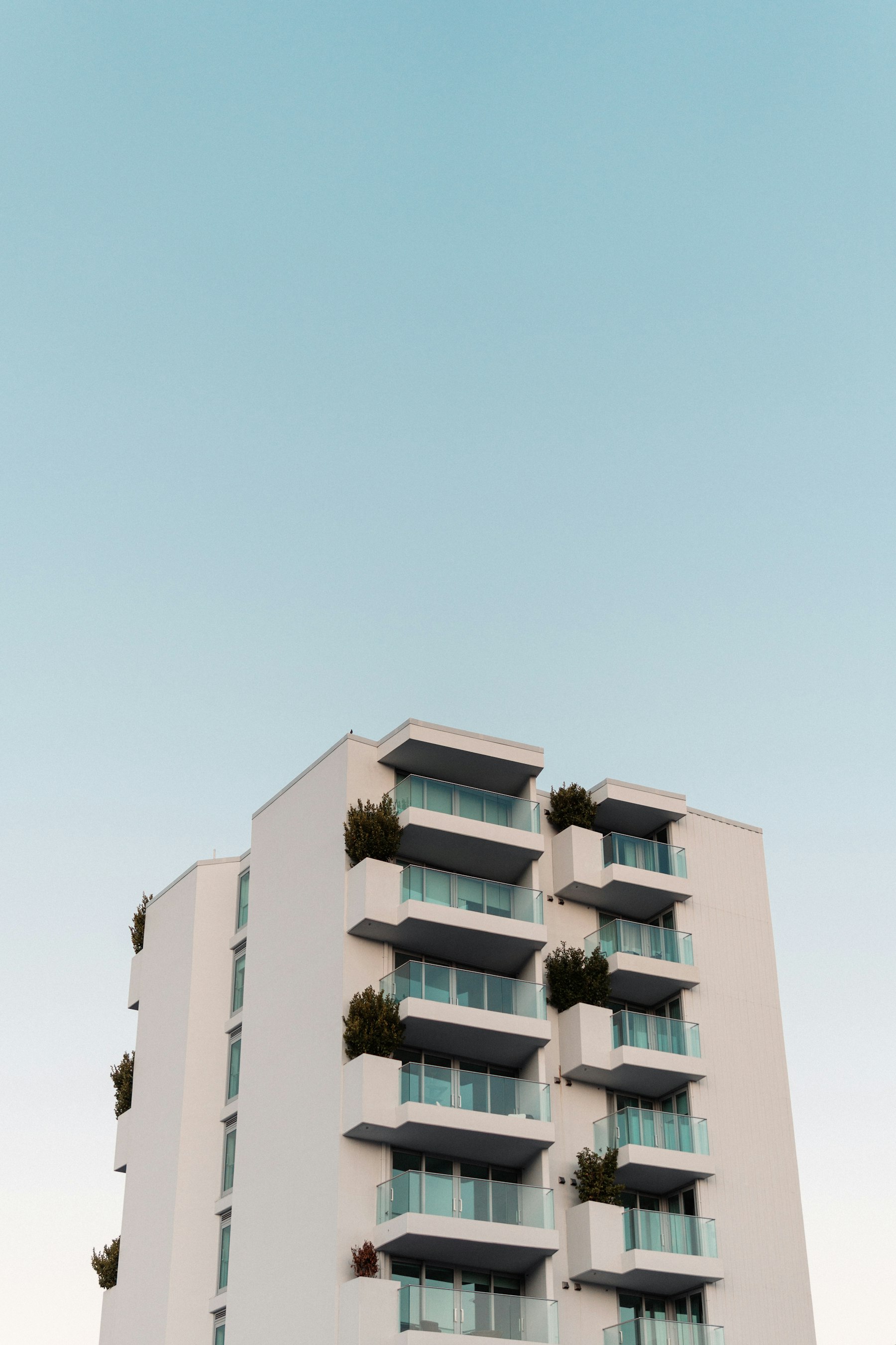 Fachada de un edificio residencial con balcones y ventanales